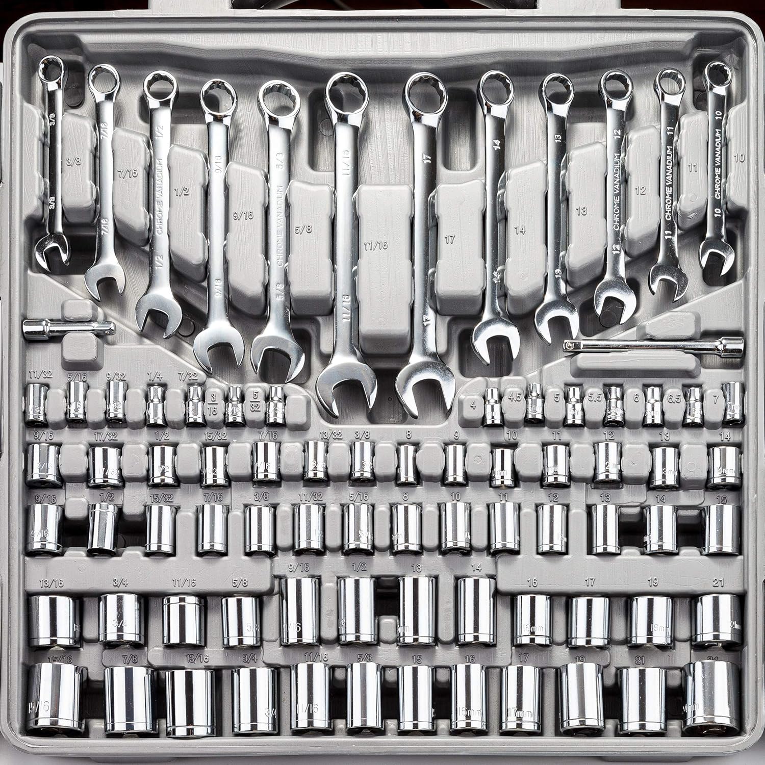 Bộ cờ lê ổ đĩa 1/4", 3/8" và 1/2" có bộ ổ cắm SAE/metric trong hộp đựng dụng cụ bằng nhựa